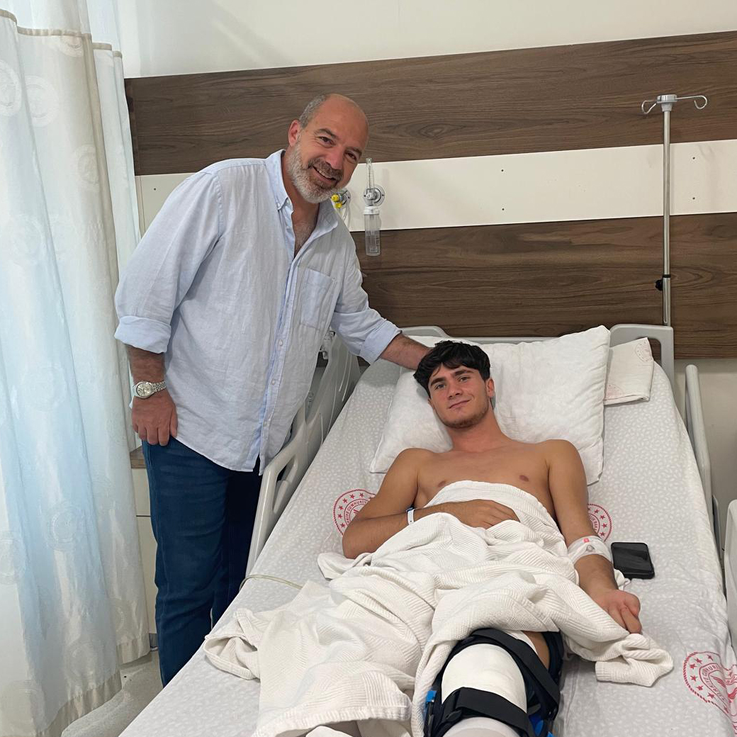 Teknik Direktörümüz Önder Deniz Kolgu'dan futbolcumuz Arda Efe Bıçakcı'ya geçmiş olsun ziyareti